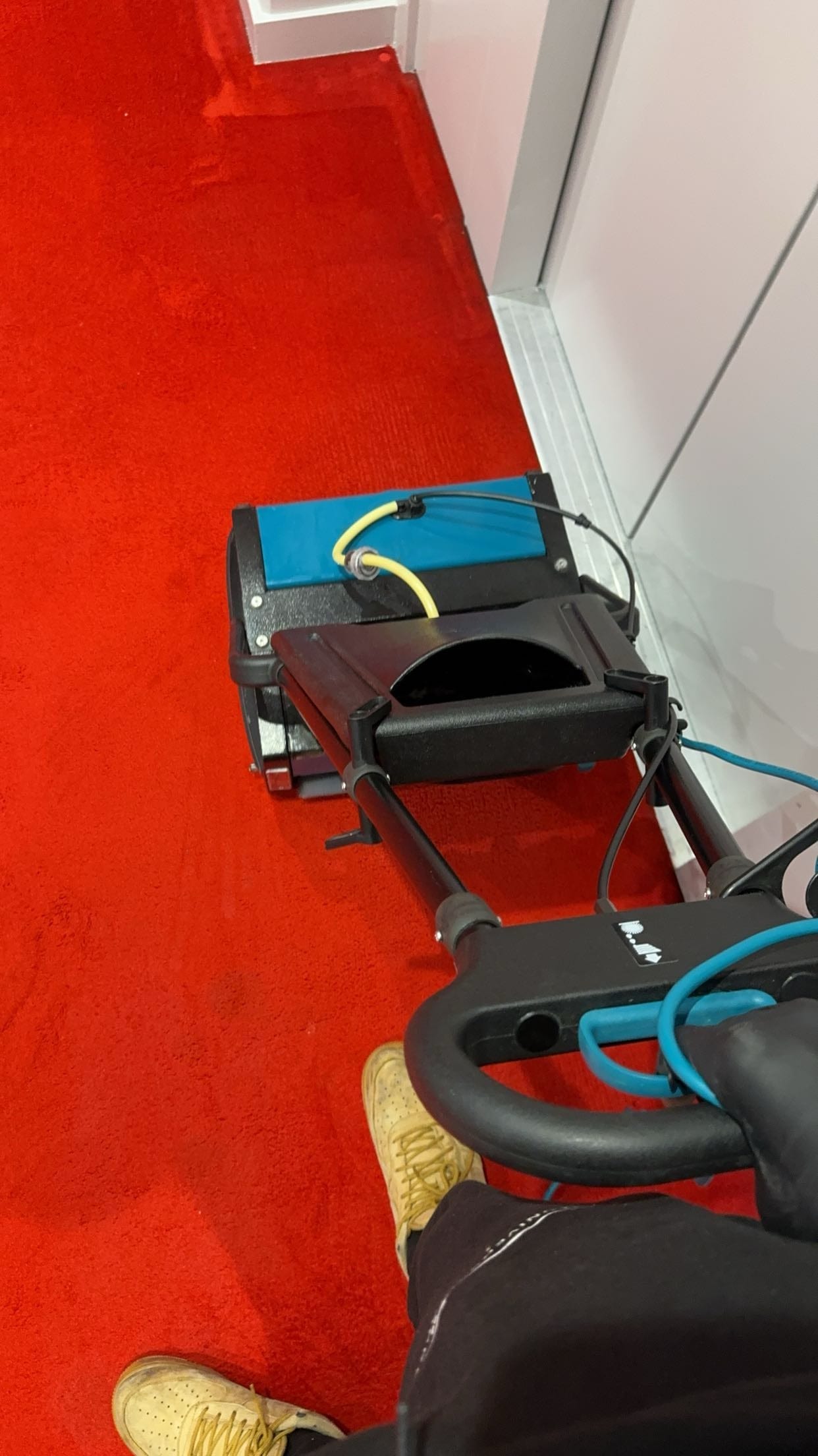 Injection-extraction sur une moquette en cours de nettoyage — remise en état de sols textiles à Mulhouse