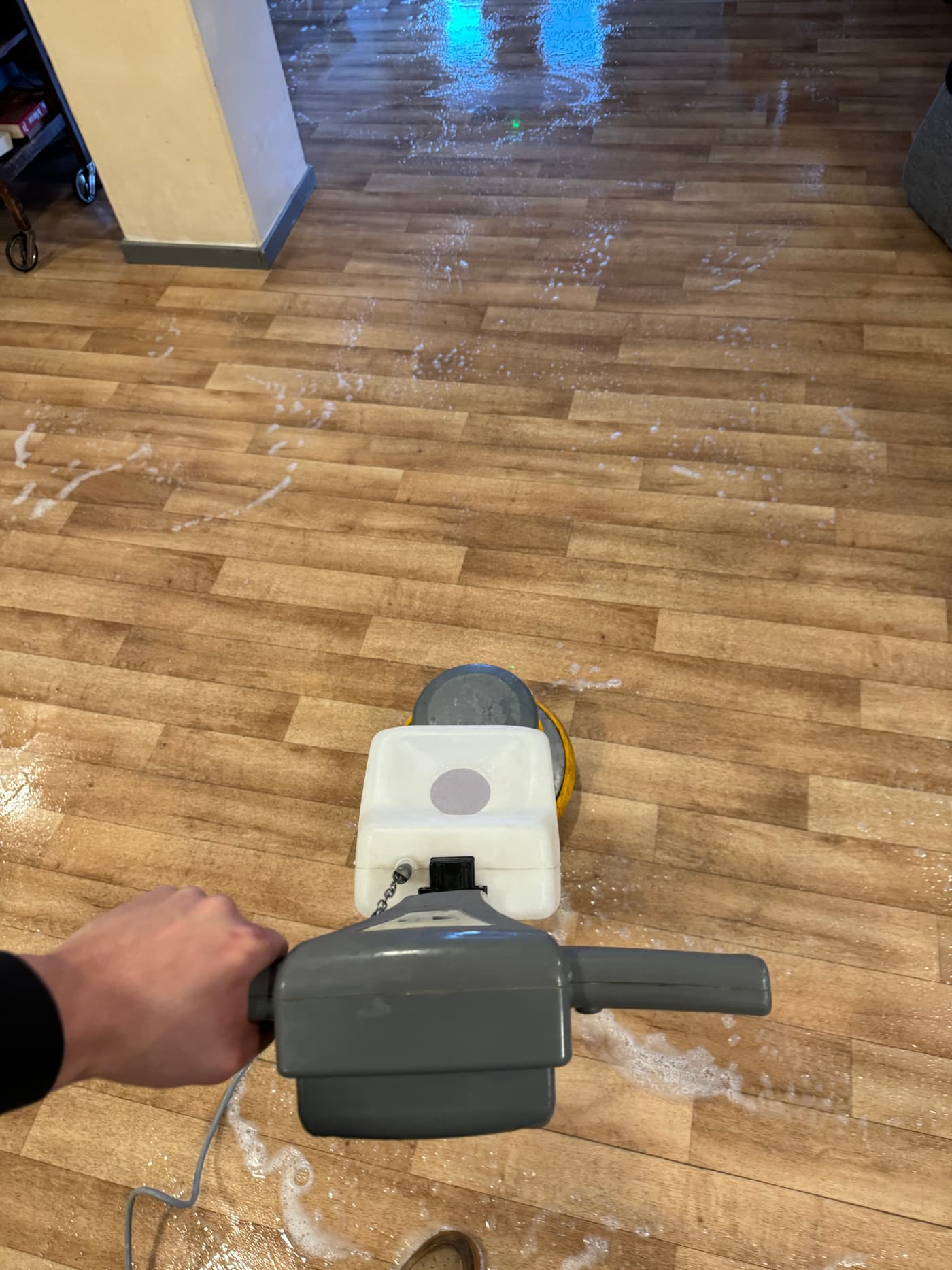 Monobrosse passée sur un sol encrassé — nettoyage en profondeur dans le Haut-Rhin